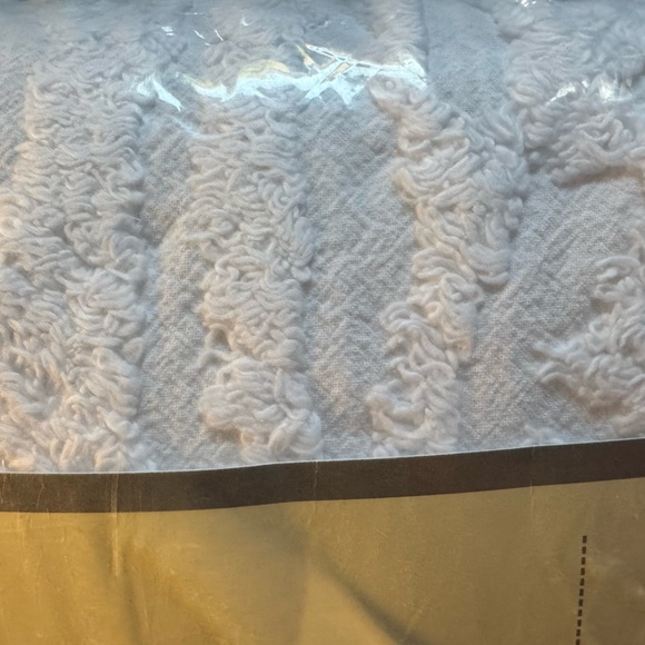 Chenille Bedspread - Ivory Queensize new - Picture 4 of 11